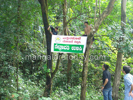 Banners up against Yettinahole project 2